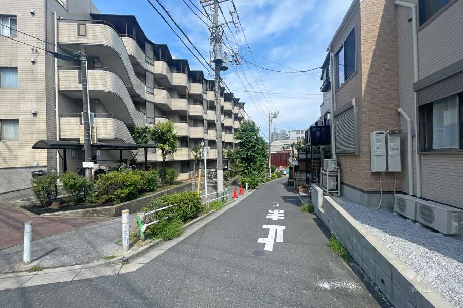 敷地北東側の前面道路（南東側から）
