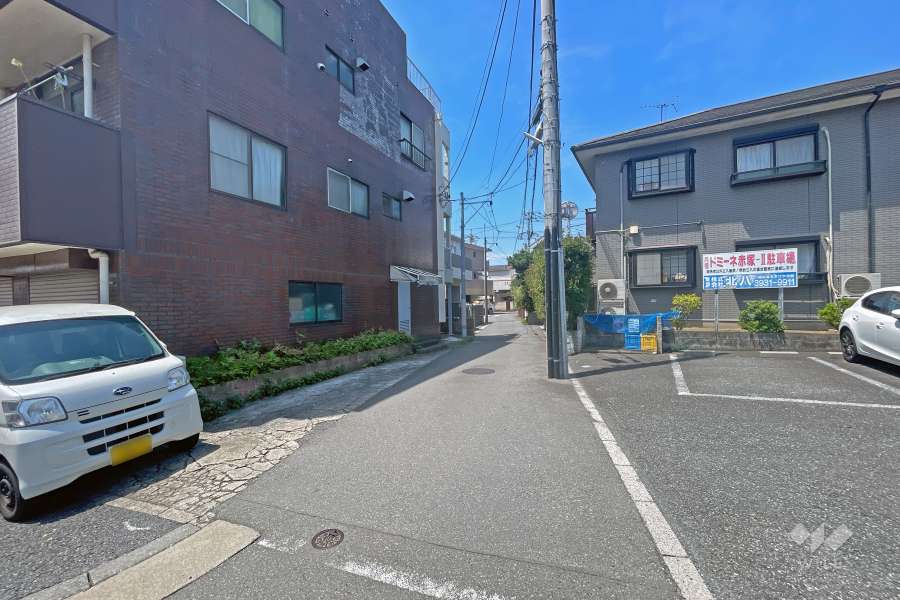 敷地の北側前面道路（東側から）