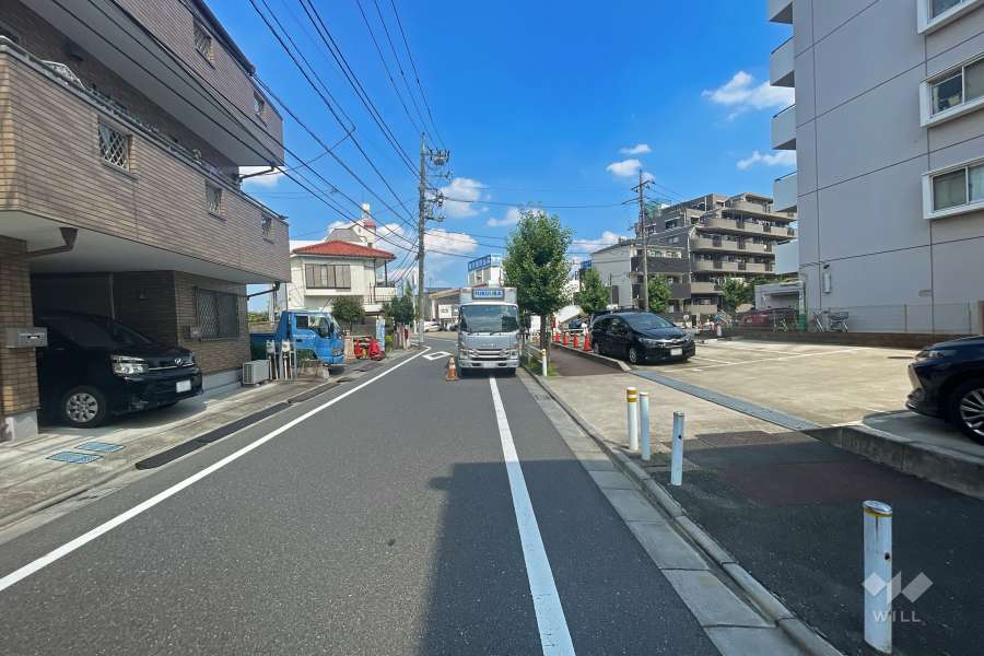 敷地北側の前面道路（西側から）
