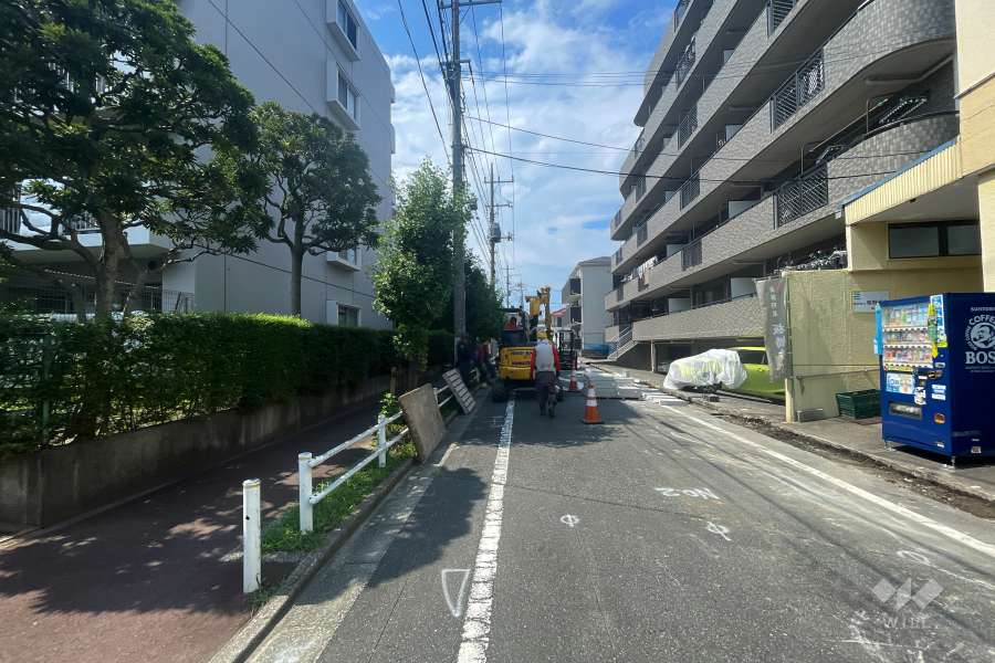 敷地東側の前面道路（南側から）