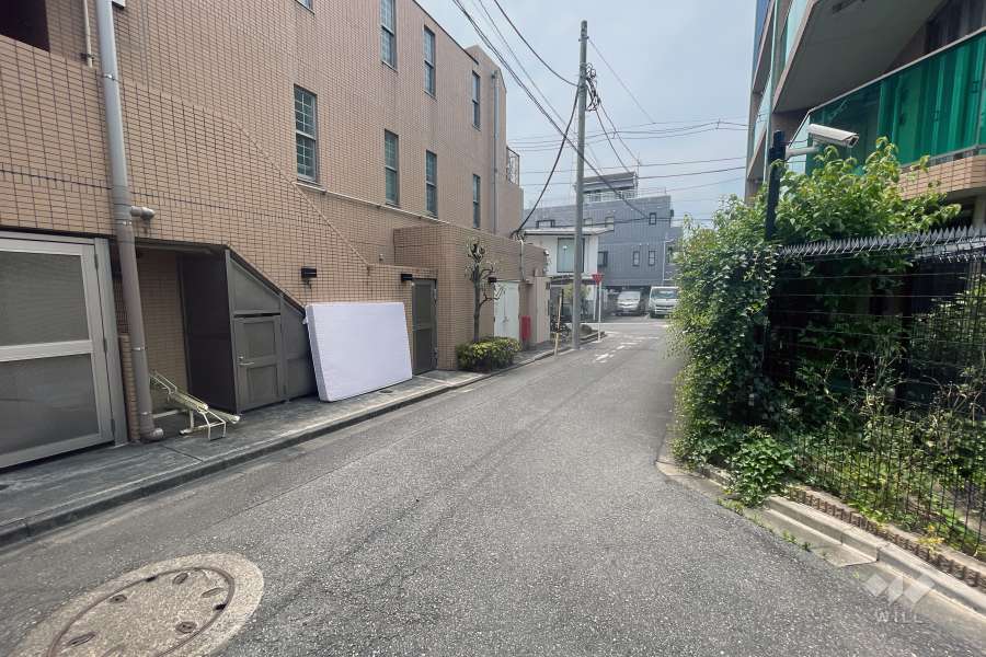 敷地の北側前面道路（東側から）