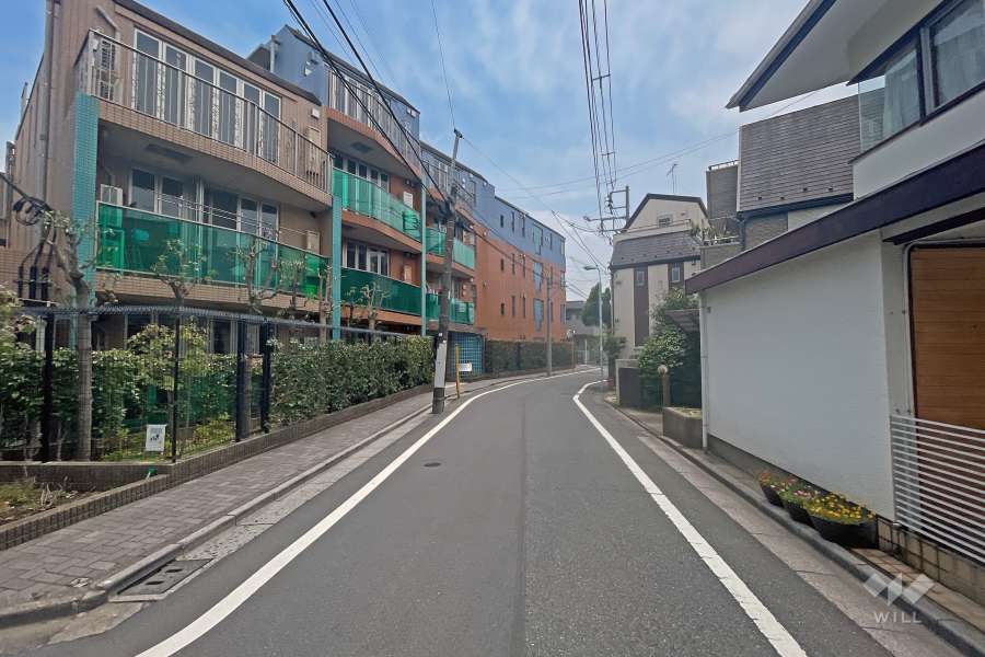 敷地の西側前面道路（北側から）