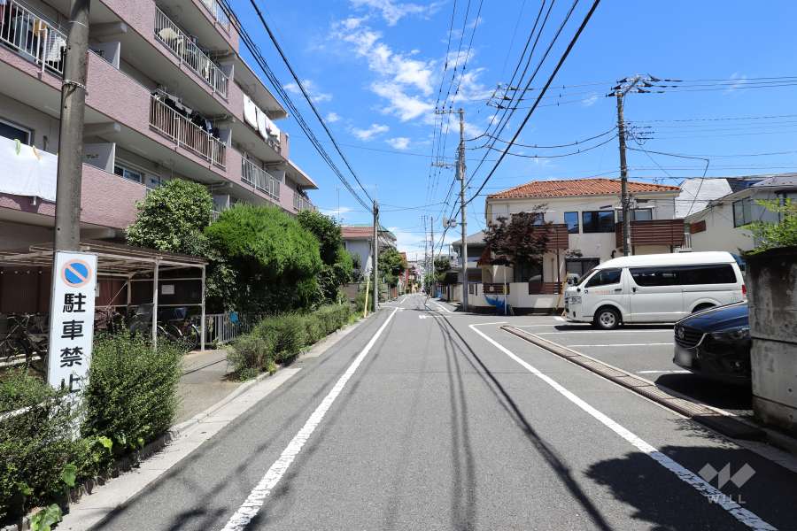 敷地東側の前面道路（南側から）