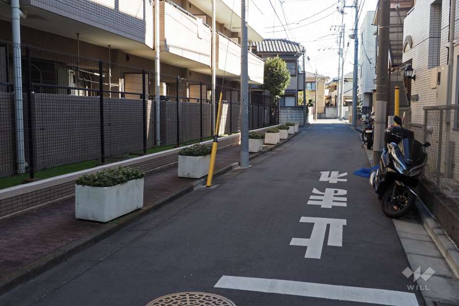 敷地南側の前面道路（西側から）