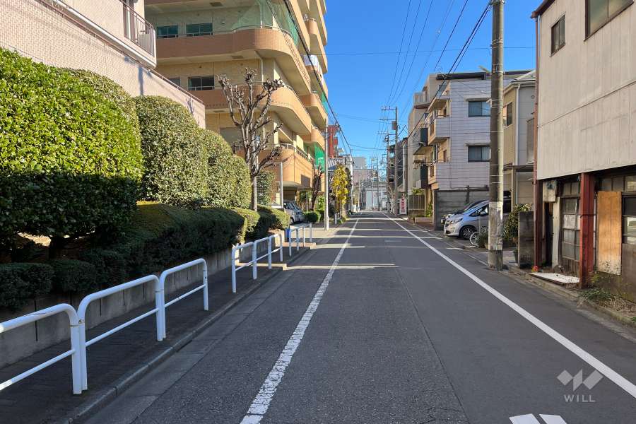 敷地西側の前面道路