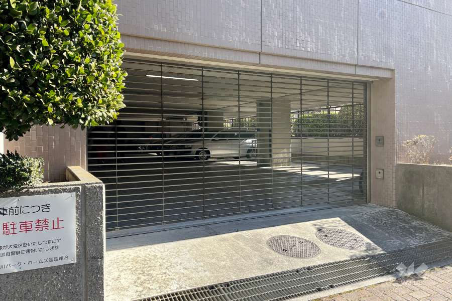 駐車場の出入り口（リングシャッター付き）
