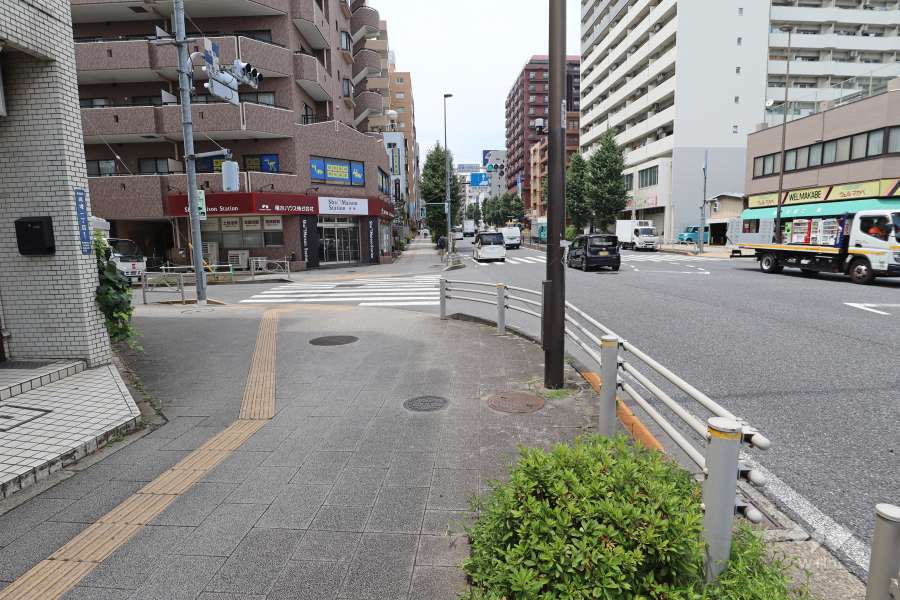 敷地の北東側前面道路（南東側から）