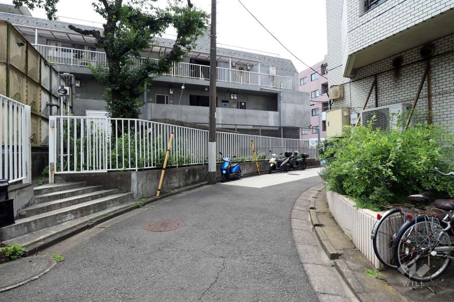 敷地の南東側前面道路（北東側から）