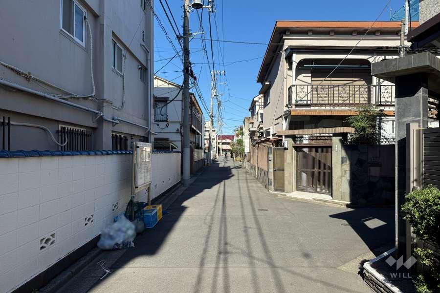 敷地の東側前面道路（南側から）