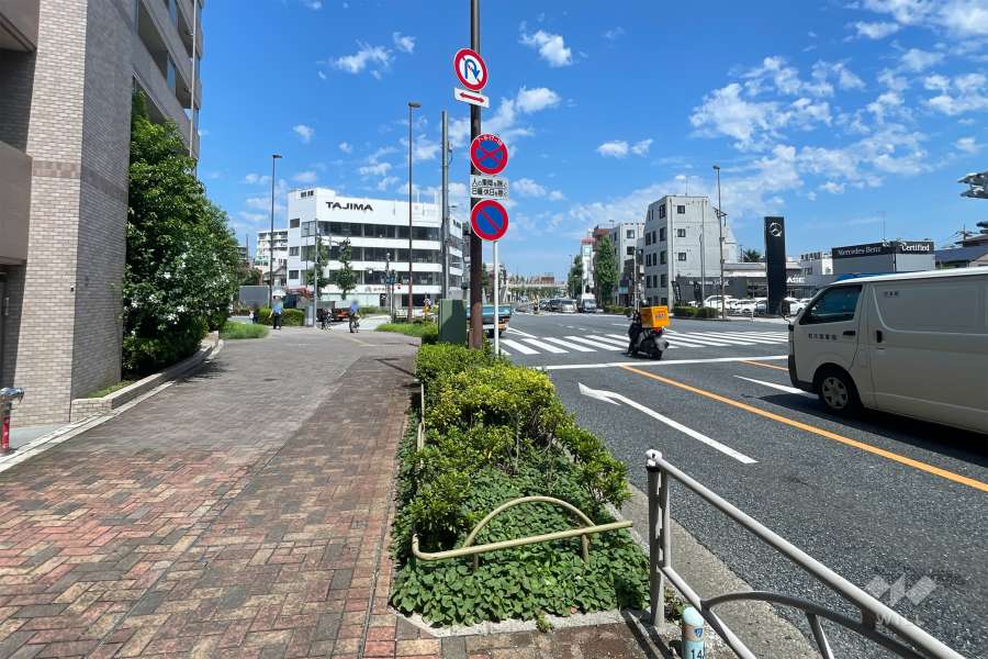 敷地東側の前面道路