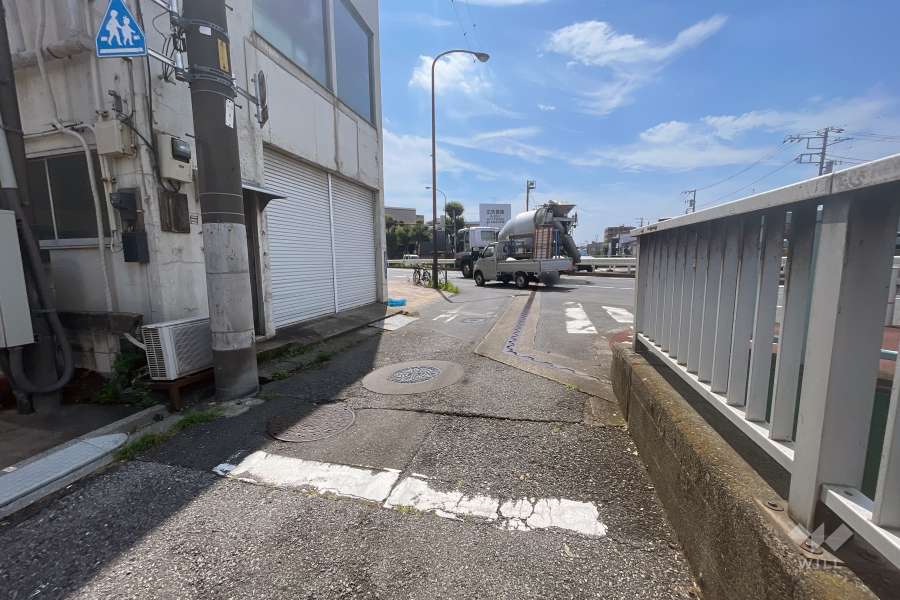 敷地の北側前面道路（東側から）