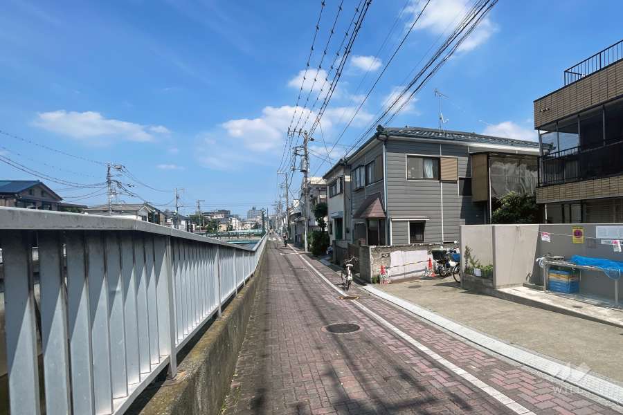 敷地の北側前面道路（西側から）