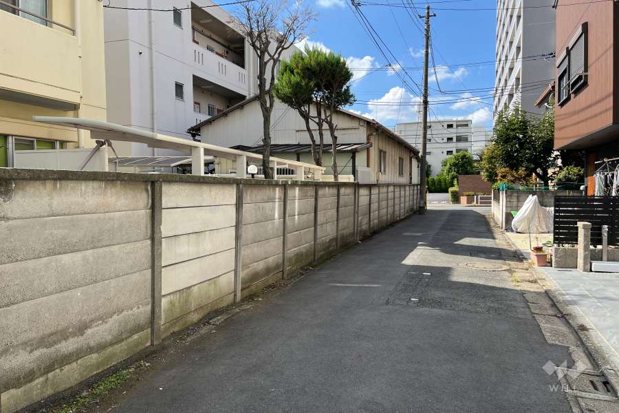敷地の北側前面道路（東側から）