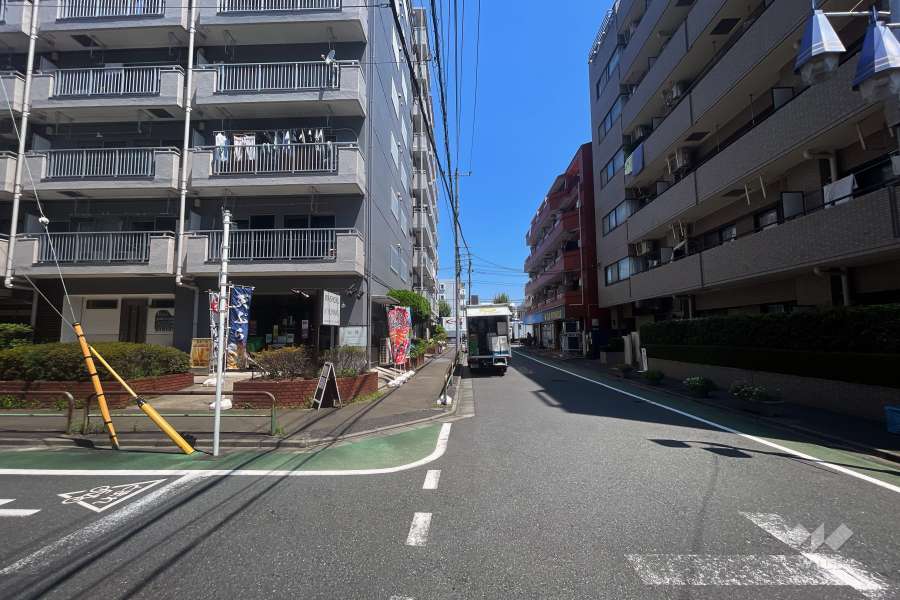 敷地の東側前面道路（南側から）
