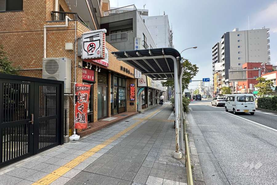 敷地の東側前面道路（南側から）