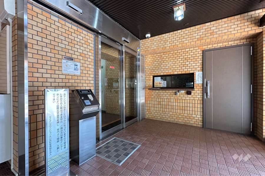 エントランスはオートロック付きです。