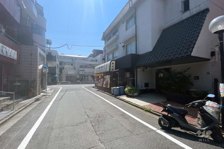 敷地の北側前面道路（東側から）