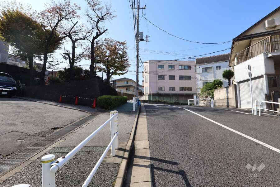 敷地の北側前面道路（東側から）