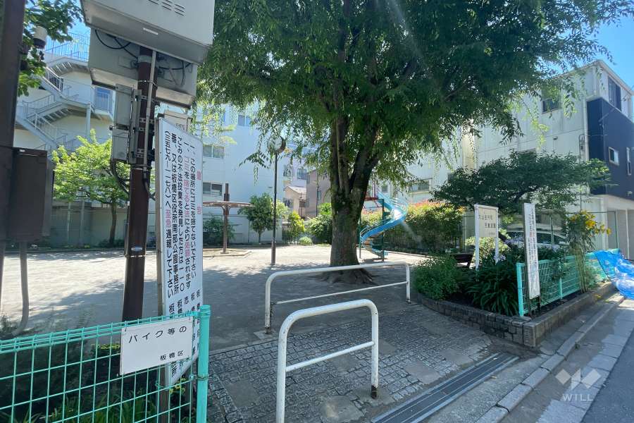 敷地に隣接した大山金井町児童遊園