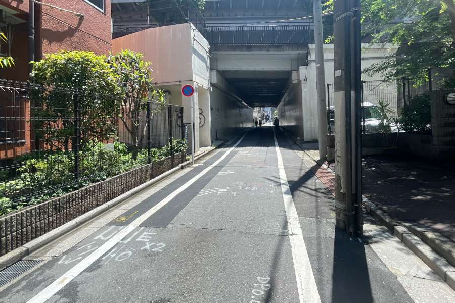 敷地北側の前面道路