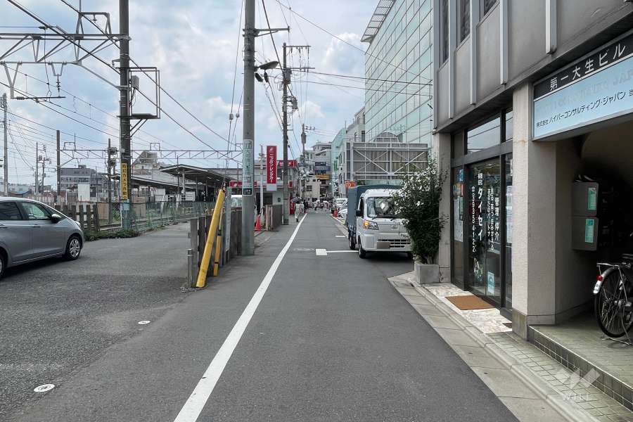 敷地の南側前面道路（東側から）