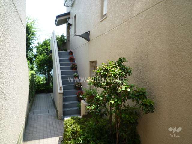 2階住戸へのアプローチ