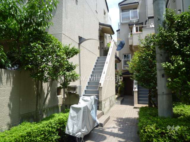 敷地の各所に路地のような通路があります。