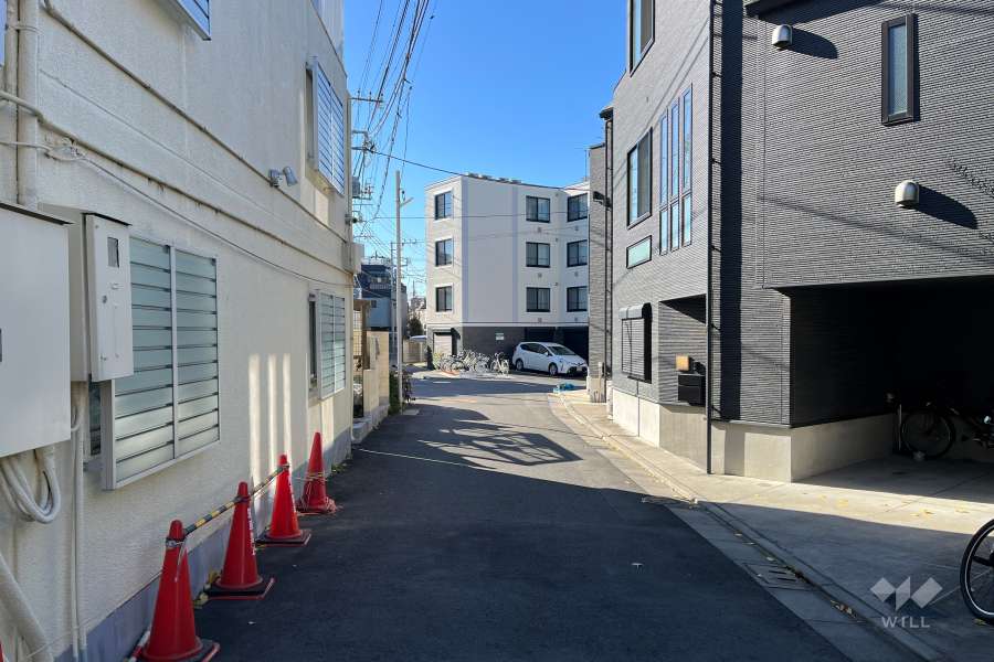 敷地北西側の前面道路（北東側から）