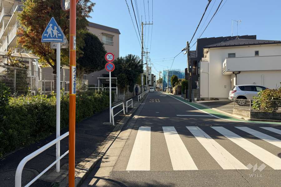 敷地北側の前面道路（東側から）