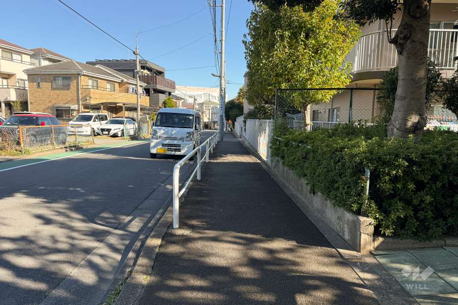 敷地北側の前面道路（西側から）