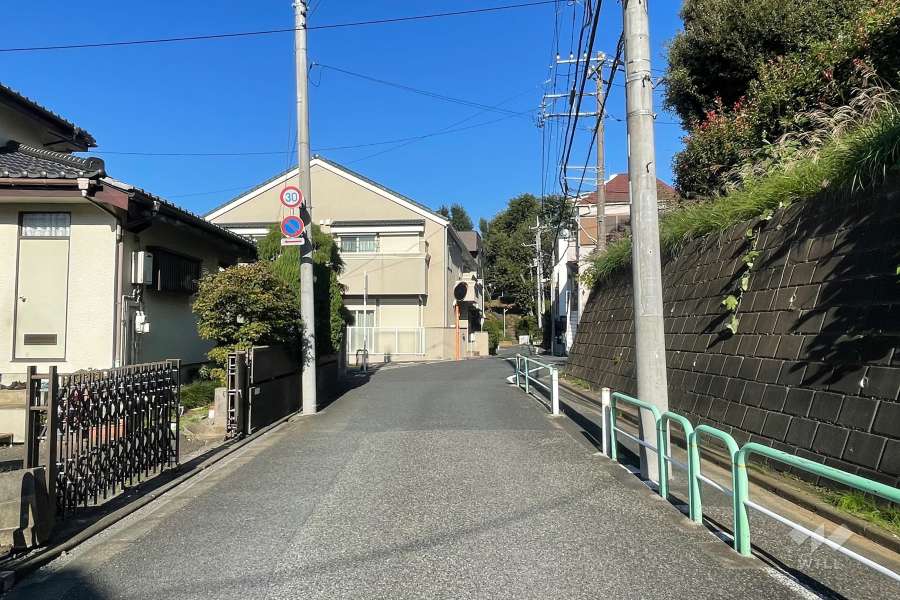 敷地の西側前面道路（南側から）