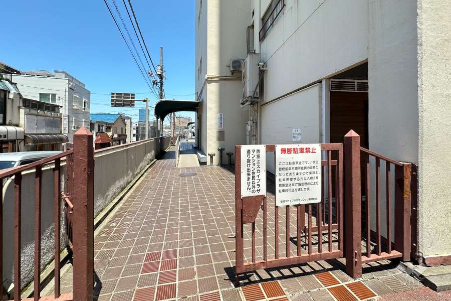 敷地の入り口