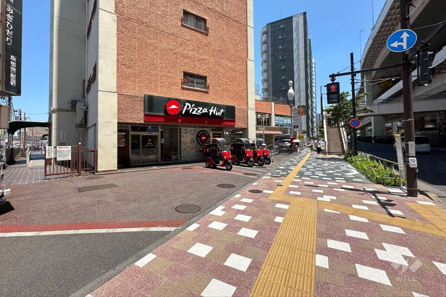 敷地の南側前面道路（西側から）