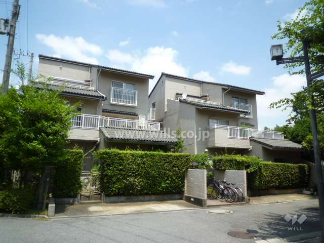 公社山田西A団地A-8棟の外観（南側から）