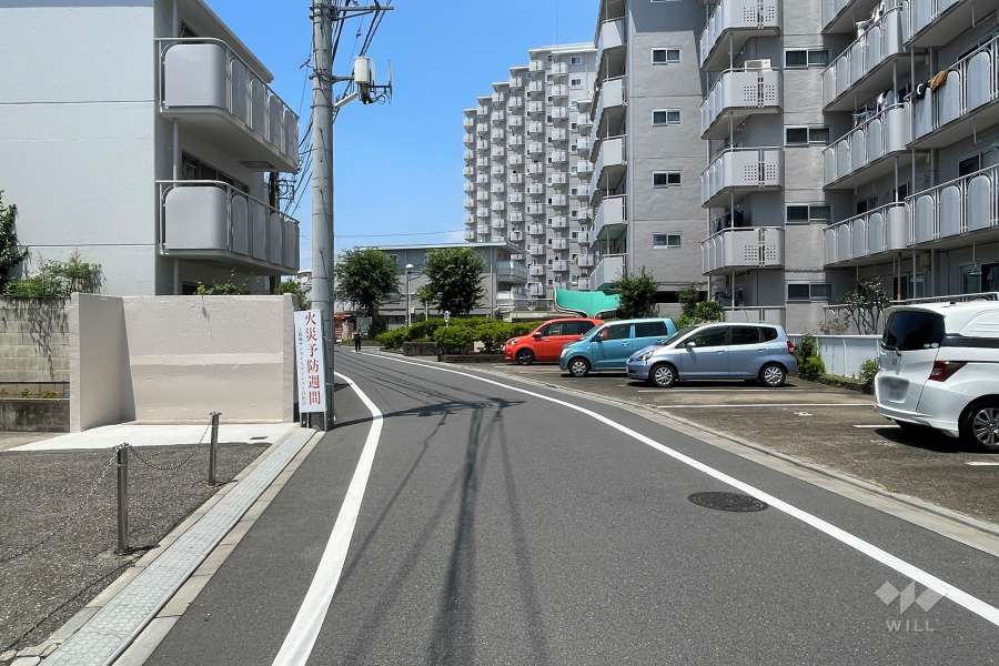 敷地の北側前面道路（西側から）