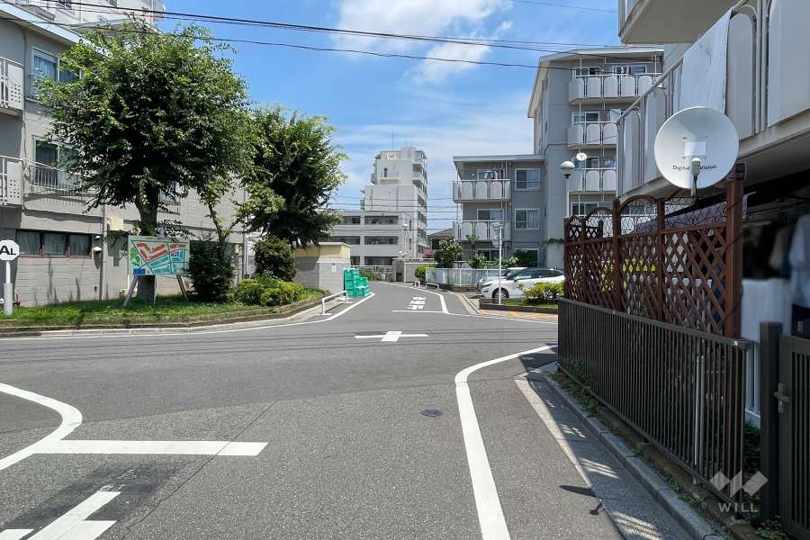 敷地の西側前面道路（南側から）