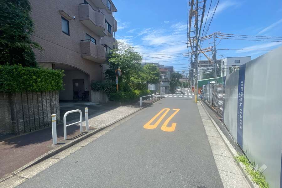敷地北東側の前面道路