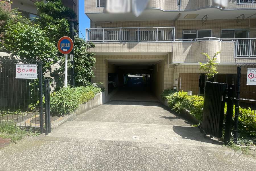 駐車場の出入り口　