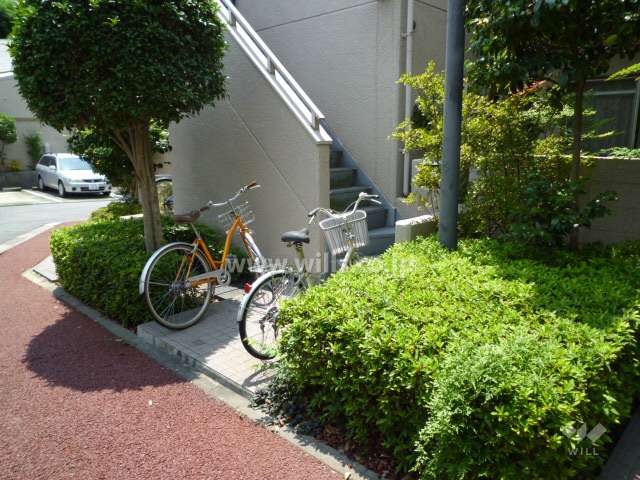 敷地内はたいへん緑豊かです。