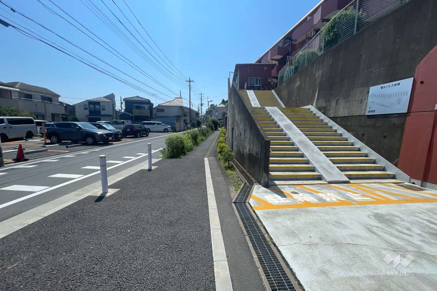 敷地の北側前面道路（西側から）