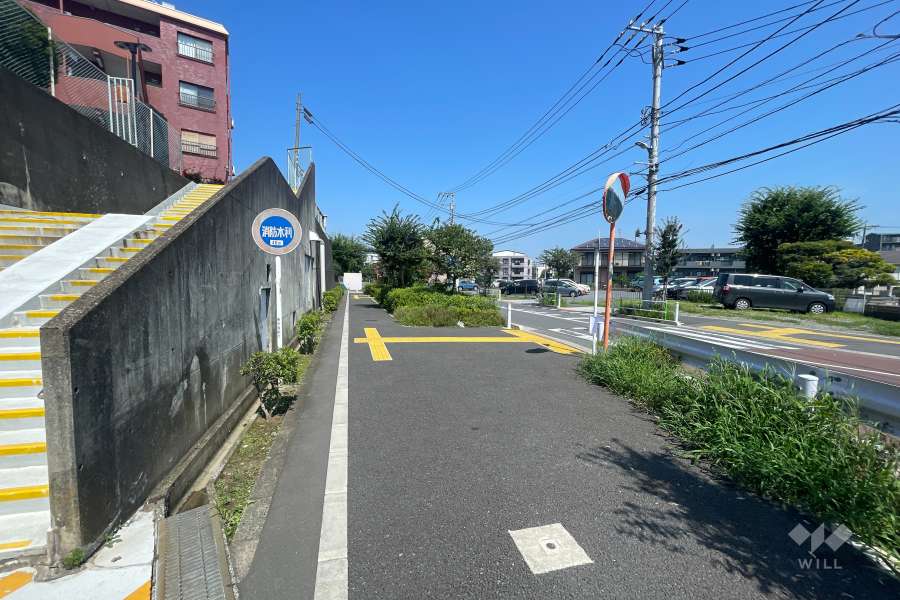 敷地の北側前面道路（東側から）