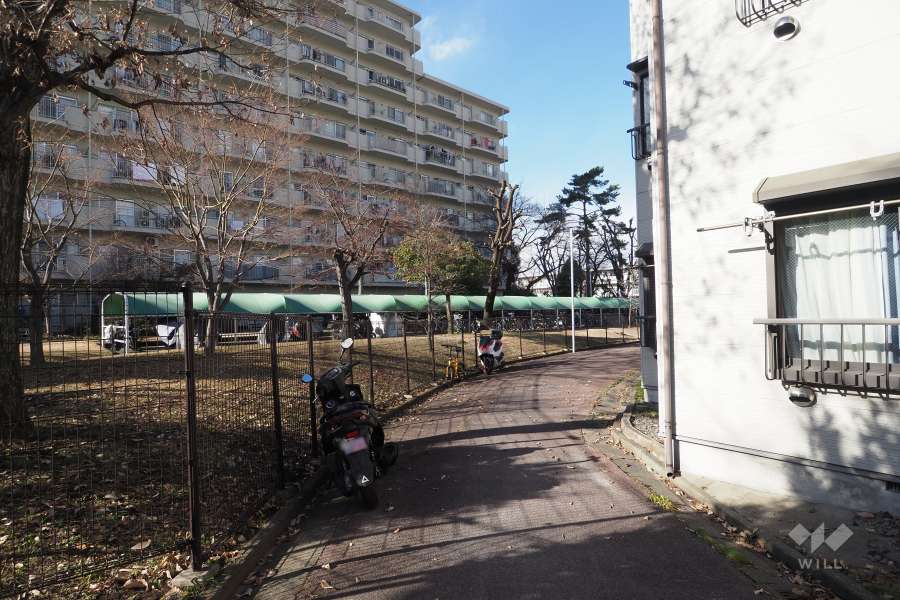 敷地東側の前面通路（南東側から）