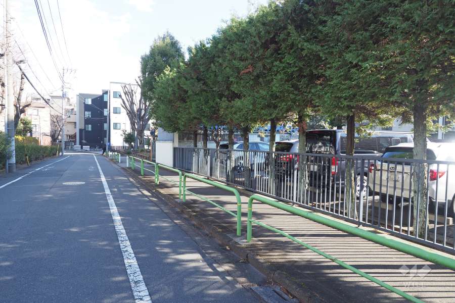 敷地北側の前面道路（西側から）