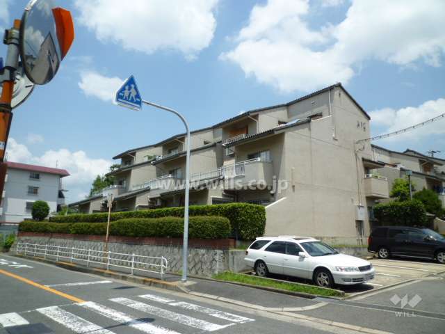 公社山田西A団地A-12棟の外観（南西側から）