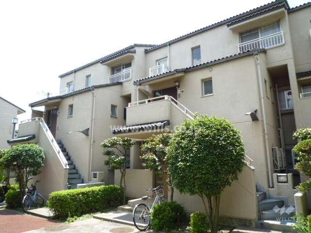 屋根は瓦葺きです。