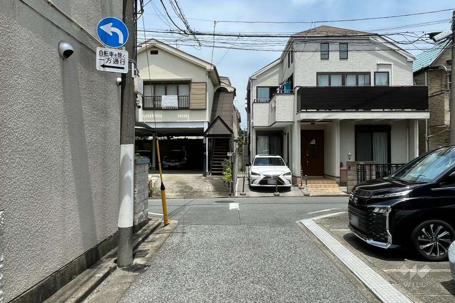 敷地東側の前面道路（南側から）