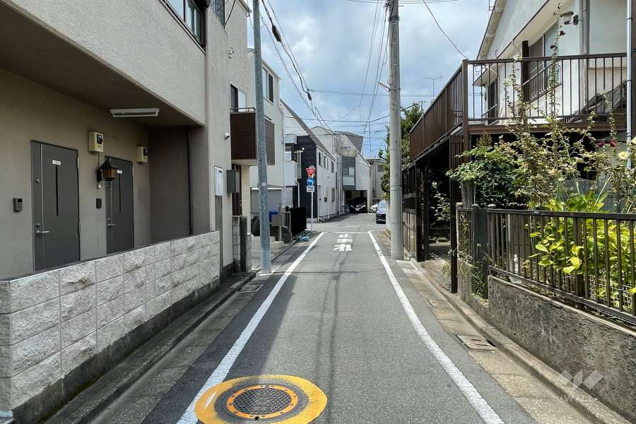 敷地北側の前面道路（東側から）
