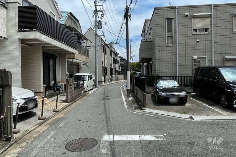 敷地北側の前面道路（西側から）