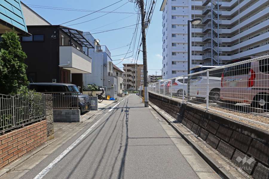 敷地北側の前面道路（西側から）