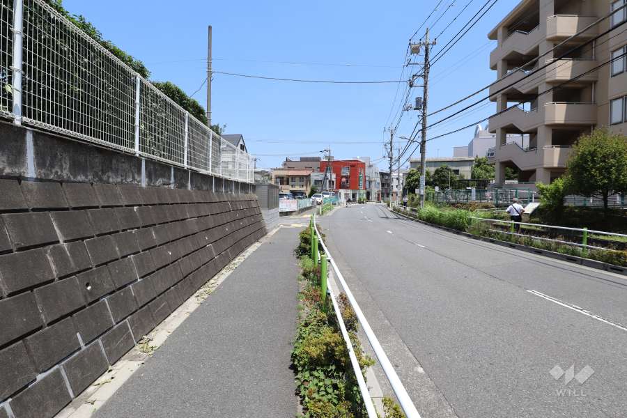 敷地東側の前面道路（北側から）
